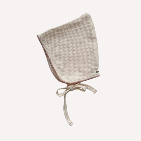 Notre bonnet assorti au pyjama bébé beige complète la tenue avec douceur et simplicité, fidèle à l’univers tendre et naturel de Bellemoon.