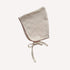 Notre bonnet assorti au pyjama bébé beige complète la tenue avec douceur et simplicité, fidèle à l’univers tendre et naturel de Bellemoon.