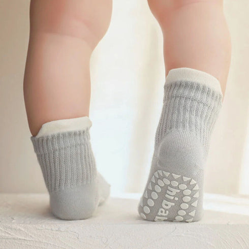 Vue arrière des chaussettes antidérapantes bébé, avec finition soignée et renfort discret pour un confort au quotidien.