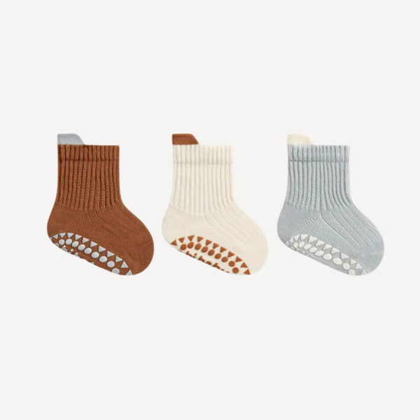 Ces chaussettes antidérapantes pour bébé garçon assurent maintien et confort à chaque petit pas, avec une douceur idéale pour la peau fragile.