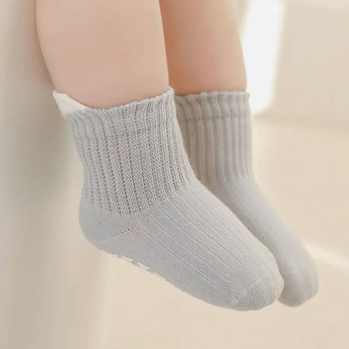 Les chaussettes antidérapantes portées par bébé, pour un maintien sûr et tout en douceur à chaque petit pas.