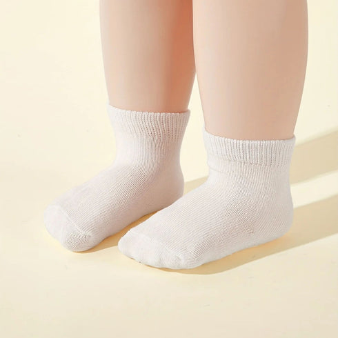 Délicate et confortable, la chaussette bébé blanche Bellemoon enveloppe les petits pieds de tendresse dès la naissance.