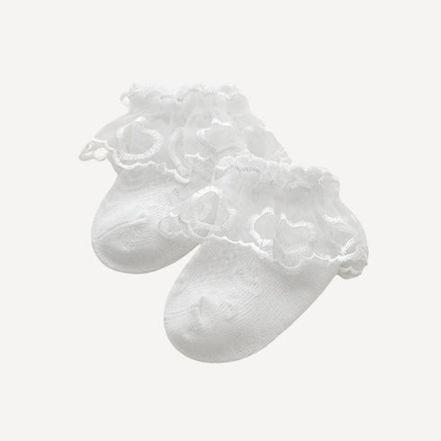 Avec leurs délicats cœurs brodés et leur dentelle raffinée, les chaussettes bébé Bellemoon apportent poésie et tendresse à chaque tenue.