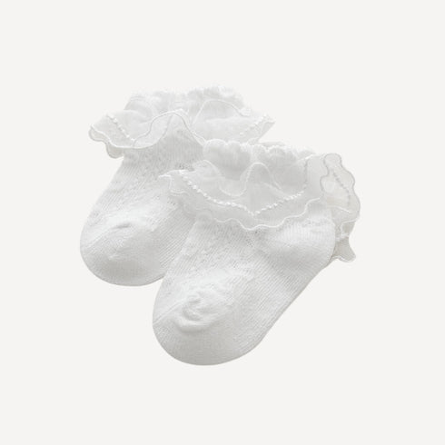 Les chaussettes bébé Bellemoon à dentelle et volants ajoutent une touche de charme et de douceur aux tenues des tout-petits.