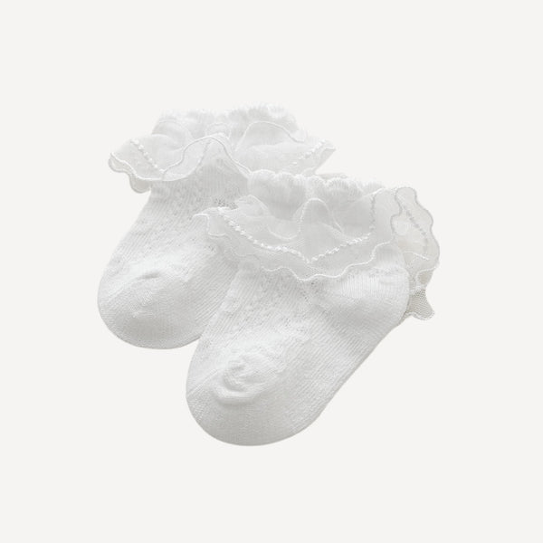 Les chaussettes bébé Bellemoon à dentelle et volants ajoutent une touche de charme et de douceur aux tenues des tout-petits.