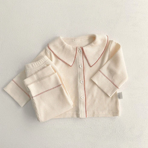 Notre chemise de pyjama bébé beige allie coupe délicate et confort naturel, pour des nuits tout en douceur dans l’univers apaisant de Bellemoon.