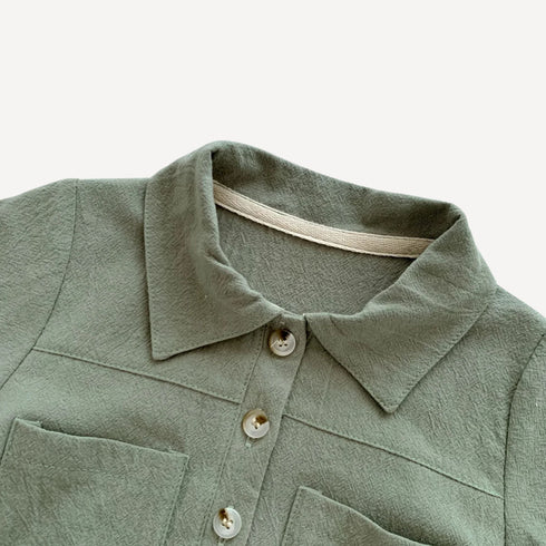 Cette combinaison pyjama bébé garçon au col chemise allie élégance et confort, pour des nuits douces et stylées dans l’univers raffiné de Bellemoon.