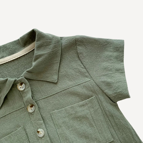 Cette combinaison pyjama bébé garçon à manches courtes est idéale pour les nuits d’été, légère et douce, fidèle à l’univers chaleureux de Bellemoon.