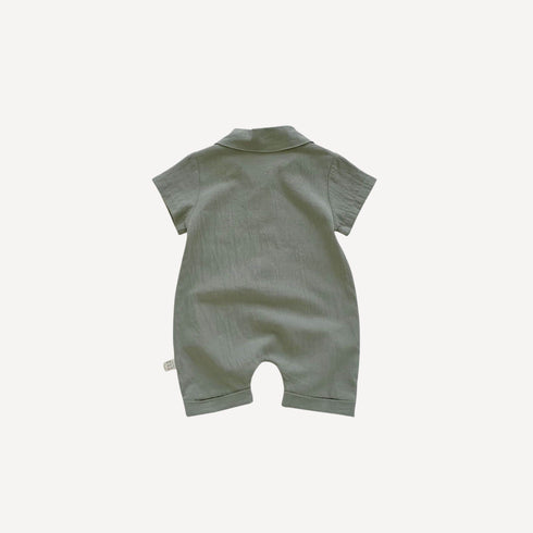 Cette combinaison pyjama bébé garçon vert, douce et pratique, sans ouverture à l’arrière, accompagne les nuits avec confort et sérénité, fidèle à l’univers Bellemoon.