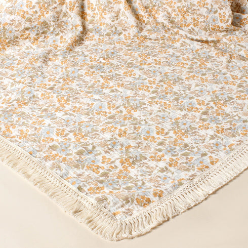 Couette légère pour bébé, présentée dans un motif fleurs aux inspirations naturelles, pour offrir un cocon de douceur et de sérénité.