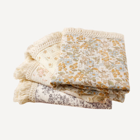 Ensemble de trois couettes légères pour bébé, ornées de délicats motifs floraux.