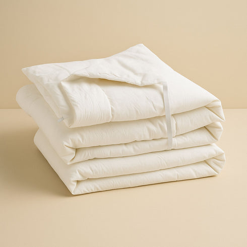 Couette d’été légère pour bébé Bellemoon, en coton respirant, posée sur un lit d’enfant dans une chambre douce et lumineuse.