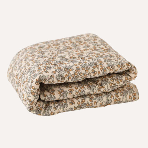 Couette chaude pour lit bébé, idéale pour les nuits d’hiver, animée d’un motif feuilles d'oranger pétillant pour une touche de gaieté dans la chambre.