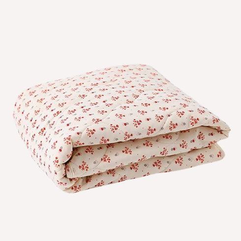 Couette chaude pour lit bébé, parfaite pour les nuits fraîches, rehaussée d’un motif de fleurs rouges et roses pour une note chaleureuse et élégante.