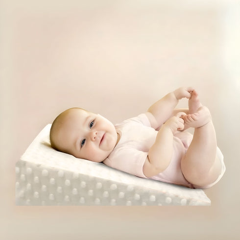 Grâce à son inclinaison douce, notre coussin anti-reflux bébé favorise le confort après les repas, dans l’univers apaisant et soigné de Bellemoon.