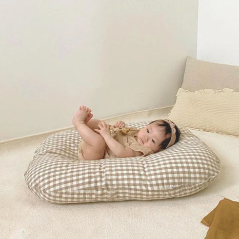 Conçu pour les moments de repos en toute liberté, notre coussin de sieste bébé au sol crée un espace doux et rassurant, fidèle à l’univers apaisant de Bellemoon.