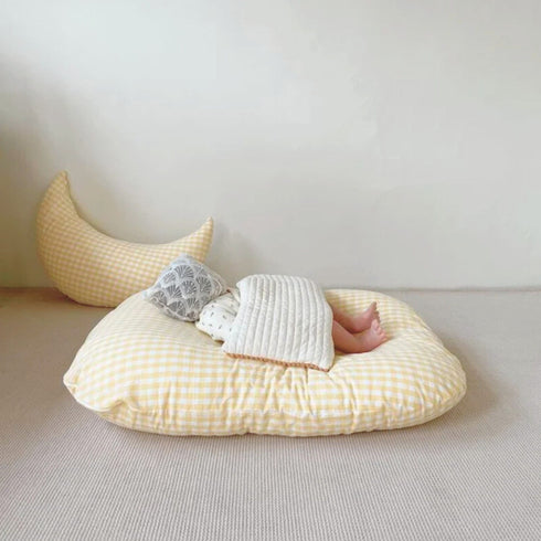 La vue de profil de notre coussin de sieste bébé révèle son design doux et enveloppant, pensé pour le confort et le bien-être, dans l’esprit raffiné de Bellemoon.