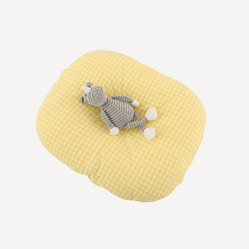 Notre coussin de sieste pour bébé, dans un jaune lumineux et doux, accompagne les instants de repos avec chaleur et gaieté, fidèle à l’univers tendre de Bellemoon.