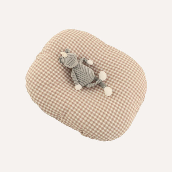 Notre coussin de sieste pour bébé, dans une teinte marron douce et chaleureuse, offre un confort apaisant pour les moments de repos, fidèle à l’univers naturel de Bellemoon.