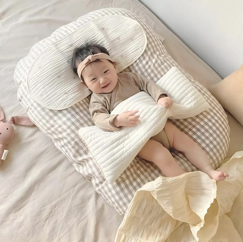 Pratique et tout en douceur, notre coussin de sieste bébé nomade offre un confort apaisant partout où bébé se repose, fidèle à l’univers délicat de Bellemoon.