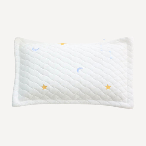 Notre coussin de sommeil pour bébé offre un confort enveloppant et sécurisé, fidèle à la douceur et à l’élégance de l’univers Bellemoon.
