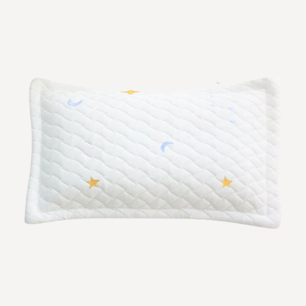 Notre coussin de sommeil pour bébé offre un confort enveloppant et sécurisé, fidèle à la douceur et à l’élégance de l’univers Bellemoon.