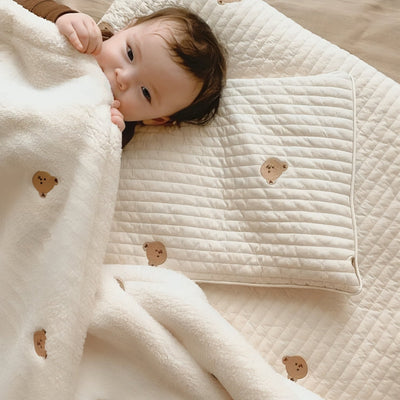 Notre coussin de tête bébé, décoré de jolis motifs petit ourson, offre un soutien tout en douceur, fidèle à l’univers tendre et rassurant de Bellemoon.