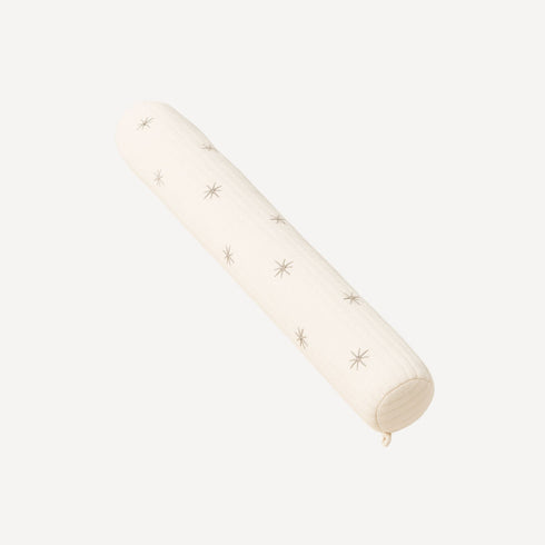 Notre coussin pour tour de lit bébé allie douceur et sécurité, créant un cocon apaisant et élégant autour de votre tout-petit, fidèle à l’univers Bellemoon.