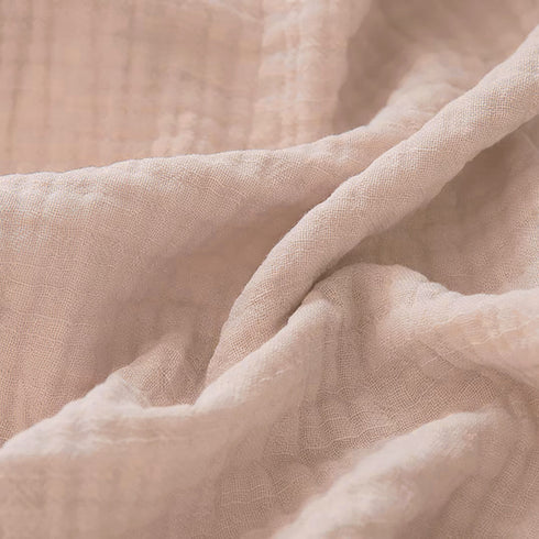 Couverture pour bébé en gaze de coton, dans un coloris rose poudré, ultra douce et respirante pour accompagner chaque saison.