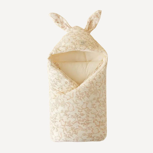 Couverture à capuche bébé ou couverture d'emmaillotage motif de faune, écru et marron clair avec oreille de lapin