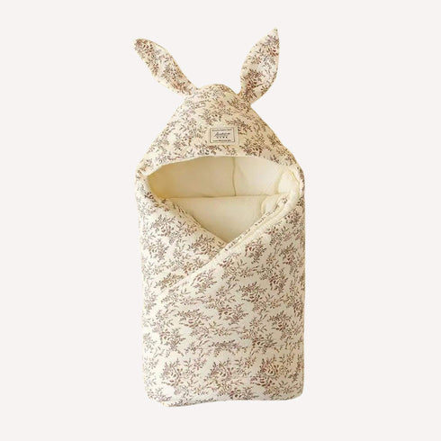 Couverture à capuche bébé ou couverture d'emmaillotage motif de flore, écru et marron avec oreille de lapin