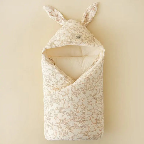 Couverture à capuche bébé ou couverture d'emmaillotage motif de faune, écru et marron clair avec oreille de lapin