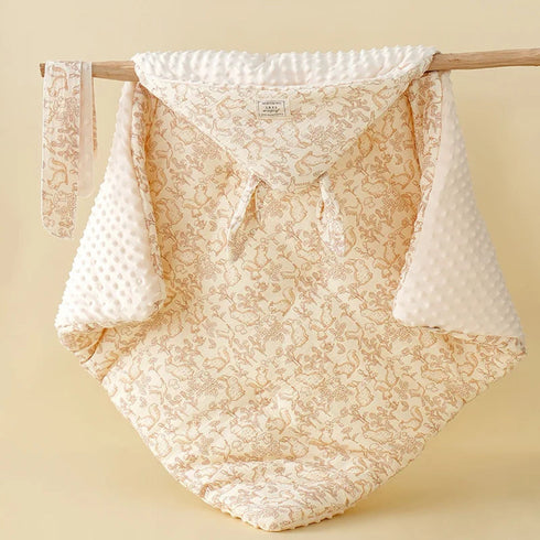 le derrière d'une Couverture à capuche bébé ou couverture d'emmaillotage motif de faune, lapins et écureuils, écru et marron clair avec oreille de lapin