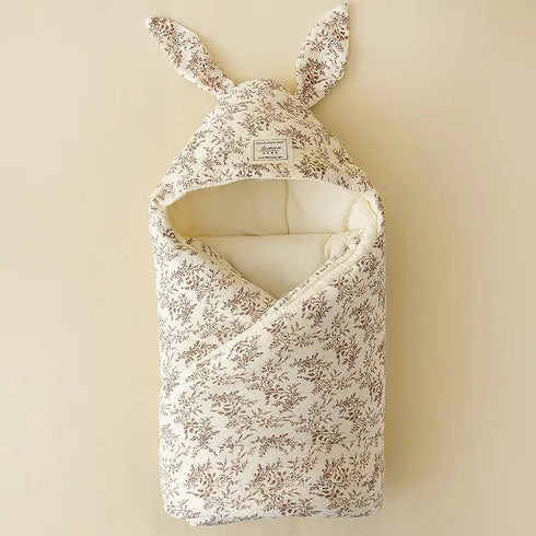 Couverture à capuche bébé ou couverture d'emmaillotage motif flore, écru et marron avec oreille de lapin