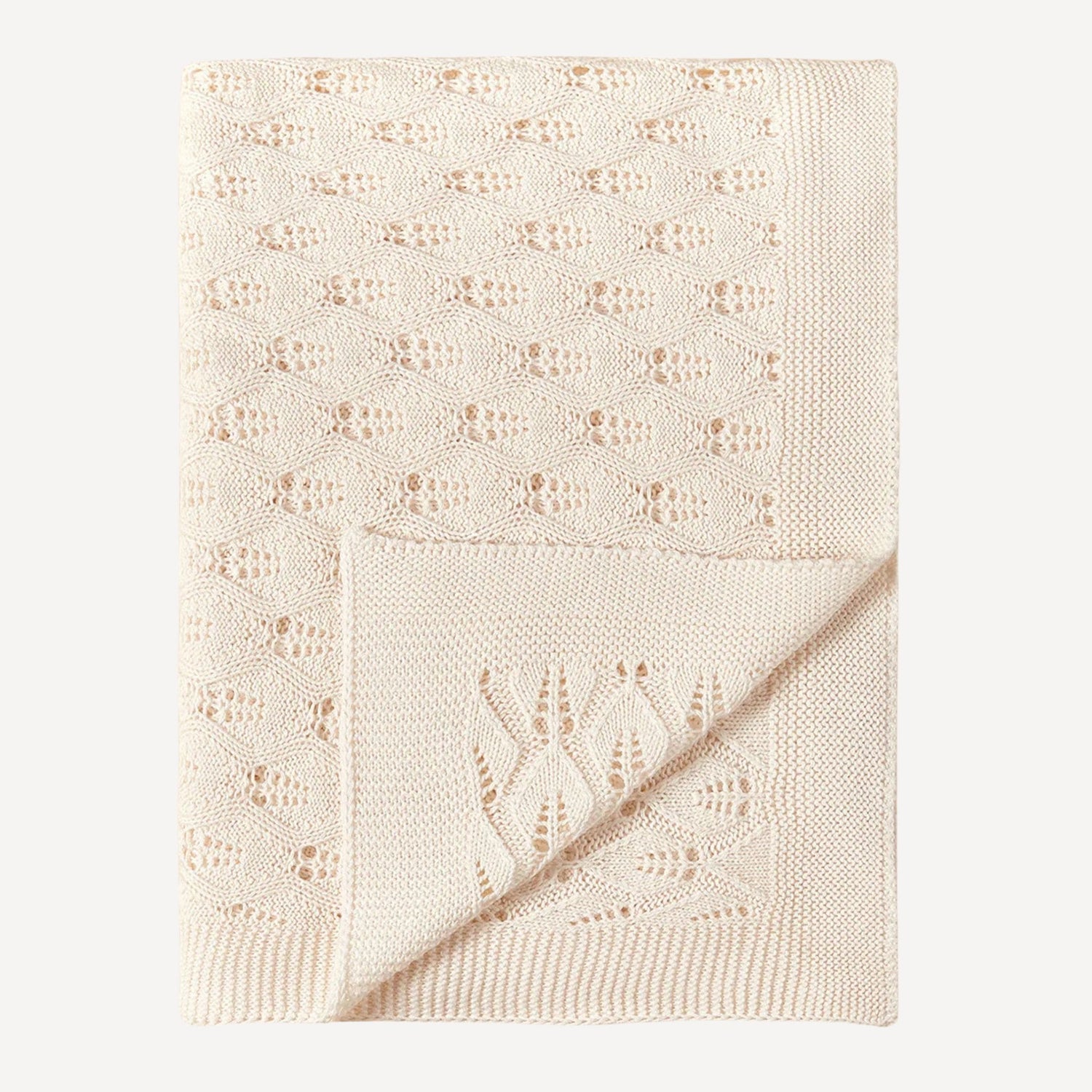 Notre couverture en tricot pour bébé, dans un joli beige naturel, allie chaleur, confort et élégance pour accompagner les premiers instants de votre tout-petit avec tendresse.