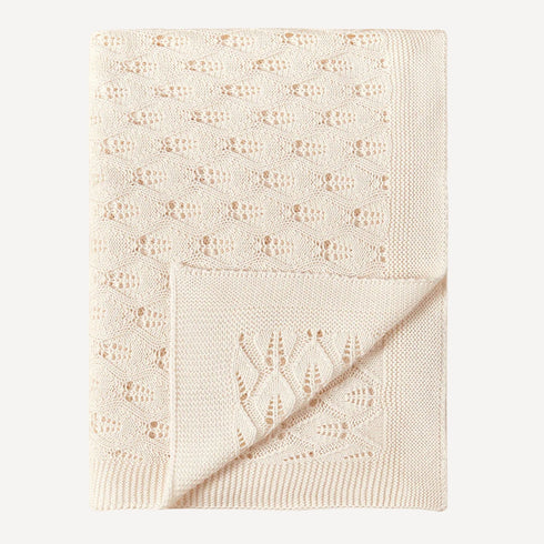 Notre couverture en tricot pour bébé, dans un joli beige naturel, allie chaleur, confort et élégance pour accompagner les premiers instants de votre tout-petit avec tendresse.