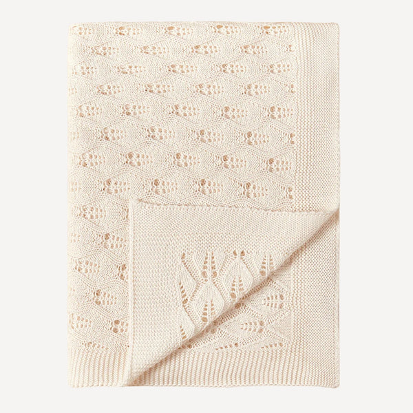 Notre couverture en tricot pour bébé, dans un joli beige naturel, allie chaleur, confort et élégance pour accompagner les premiers instants de votre tout-petit avec tendresse.
