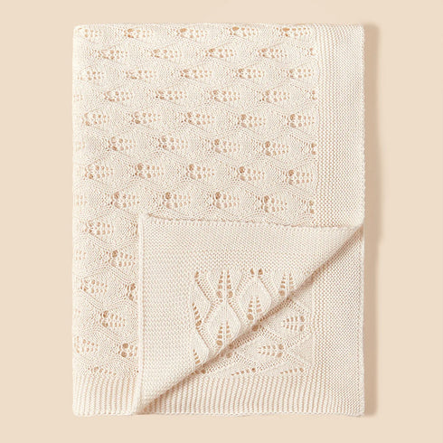 Subtile et apaisante, notre couverture en tricot pour bébé beige se fond délicatement sur un fond ton sur ton, révélant la douceur de sa maille et l’harmonie naturelle de l’univers Bellemoon.