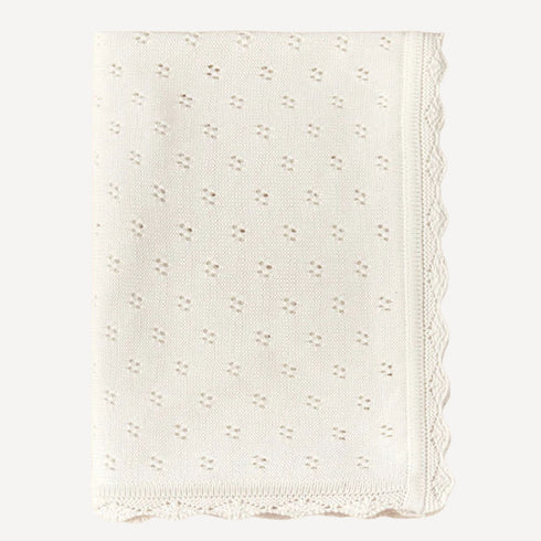 Pliée avec soin, notre couverture en tricot pour bébé blanche révèle l’élégance de sa maille délicate et la douceur de son toucher, fidèle à l’univers tendre et raffiné de Bellemoon