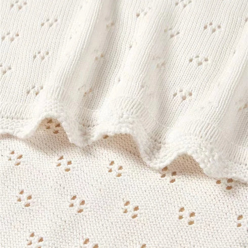 Notre couverture en tricot pour bébé, en blanc éclatant, dévoile toute la finesse de ses mailles délicates : un essentiel raffiné et réconfortant, pensé par Bellemoon pour entourer bébé de douceur dès ses premiers jours.