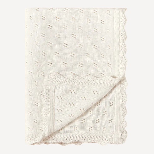 L’intérieur de notre couverture en tricot pour bébé blanche est tout aussi doux et confortable que son extérieur, pensé pour offrir à votre tout-petit un cocon de chaleur et de sérénité, dans l’univers apaisant de Bellemoon