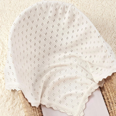 Dans son berceau, notre couverture en tricot pour bébé apporte une touche de douceur et d’élégance, créant un cocon rassurant où votre tout-petit pourra s’endormir paisiblement, enveloppé de l’univers tendre de Bellemoon.