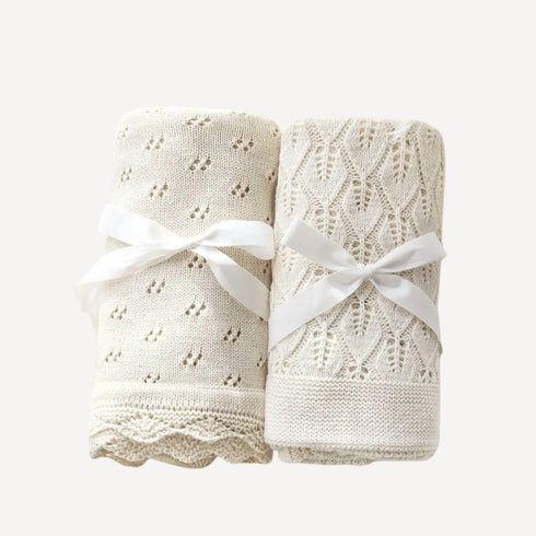Un duo tout en douceur : nos deux couvertures en tricot pour bébé, en blanc et beige, s’accordent avec élégance pour envelopper votre tout-petit de chaleur, de tendresse et de raffinement, dans l’univers apaisant de Bellemoon.