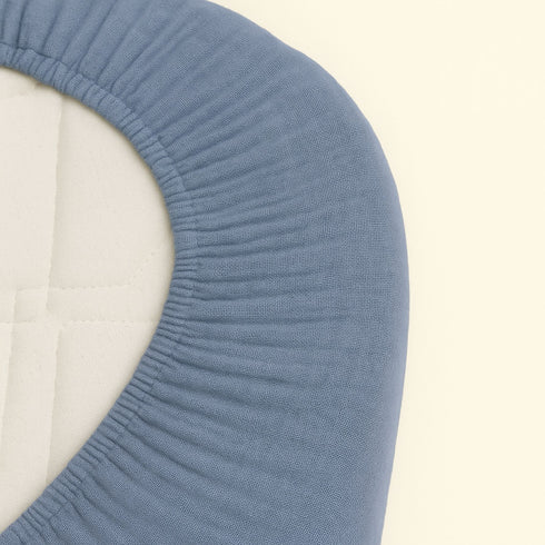 Ce drap housse bébé bleu ovale, délicat et parfaitement adapté, épouse les formes du matelas avec douceur, fidèle à l’univers tendre de Bellemoon.
