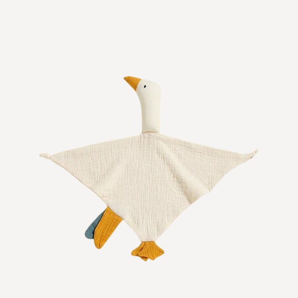 Léger et tout doux, le doudou bébé en gaze de coton Bellemoon accompagne les premiers câlins avec une tendresse naturelle et apaisante.