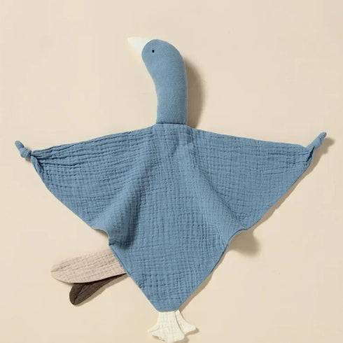 Le doudou bébé en gaze de coton bleu Bellemoon invite à la tendresse et accompagne chaque moment de réconfort avec une douceur infinie.