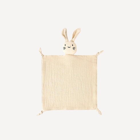 Avec sa teinte beige apaisante, le doudou plat bébé Bellemoon devient le compagnon de douceur des tout-petits dès la naissance.