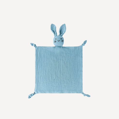 Tout en douceur, le doudou plat bébé bleu Bellemoon accompagne les premières nuits de tendresse et devient vite un compagnon rassurant.