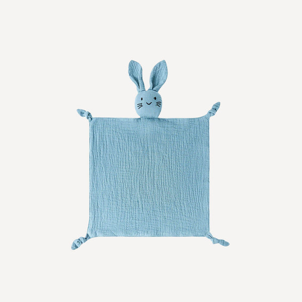 Tout en douceur, le doudou plat bébé bleu Bellemoon accompagne les premières nuits de tendresse et devient vite un compagnon rassurant.