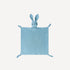 Tout en douceur, le doudou plat bébé bleu Bellemoon accompagne les premières nuits de tendresse et devient vite un compagnon rassurant.